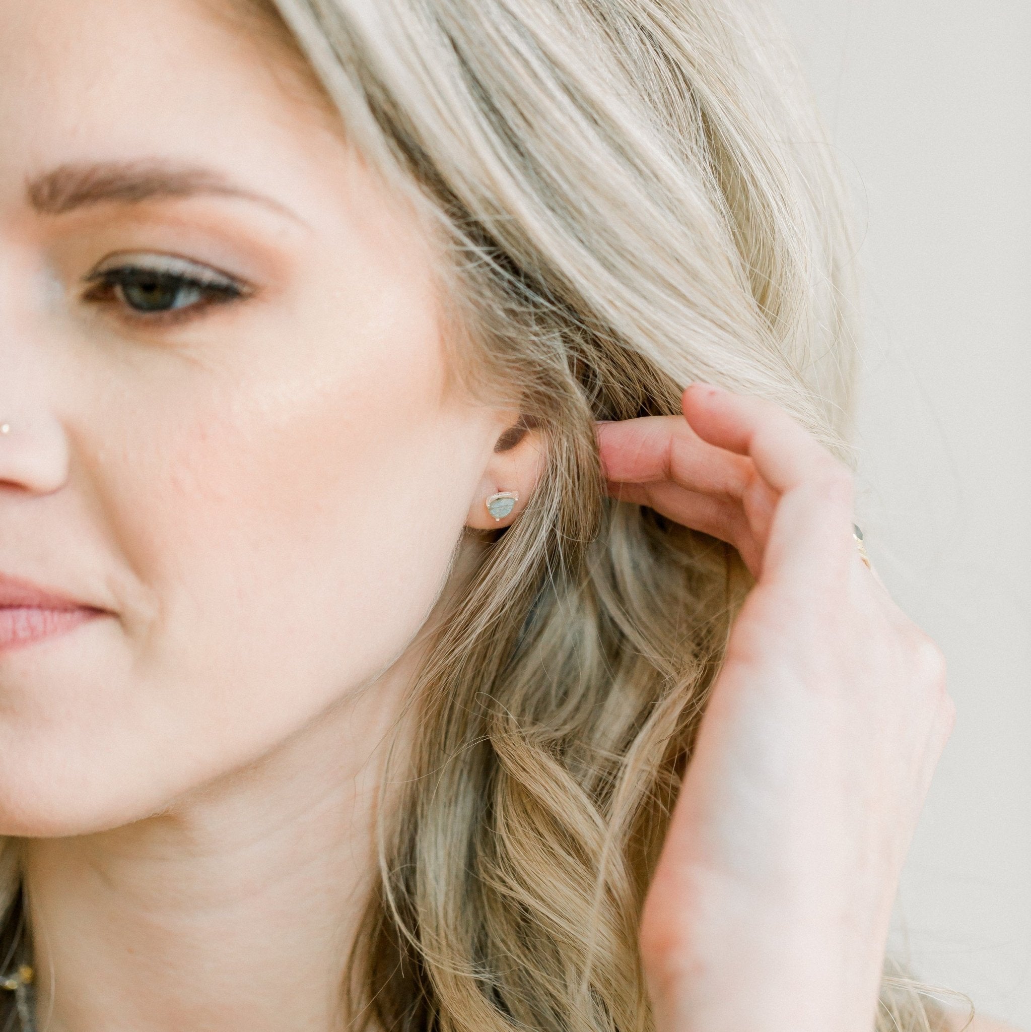 Deco Mini Teardrop Studs | Black Onyx - elliparr